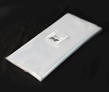Pacote de sacos transparentes no fundo preto.