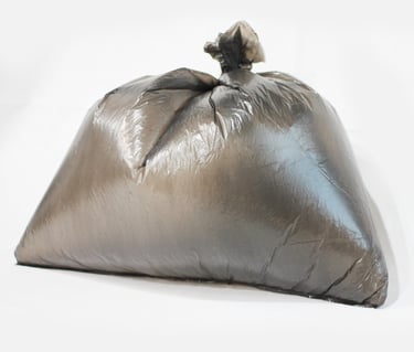 Saco para lixo preto no fundo branco.
