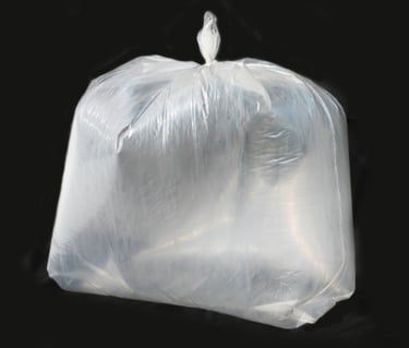 Saco para lixo transparente no fundo preto.