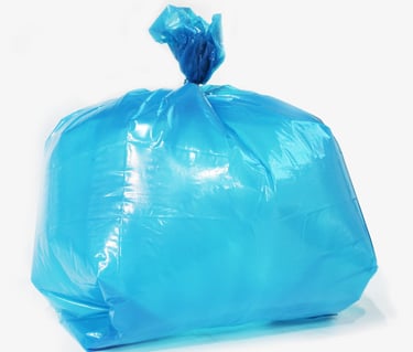 Saco para lixo azul no fundo branco.