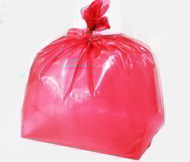 Saco para lixo vermelho no fundo branco.