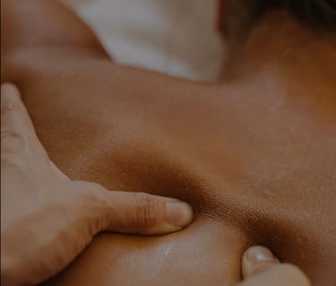 Massage sur le haut du dos