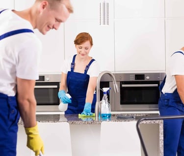 Zwei Reinigungskräfte von Tina Gebäudereinigung reinigen eine Küche – Professionelle Reinigungsdiens