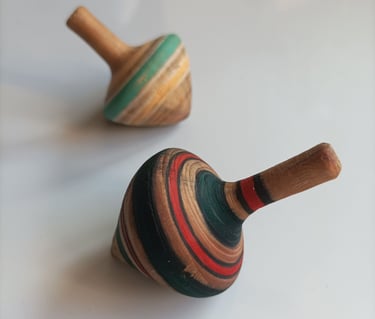 Toupies en bois peintes à la main