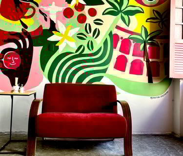 Style brésilien d'un intérieur avec une fresque murale qui représente Rio