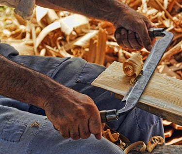 Homem usando uma serra, representando trabalho e criação de recursos