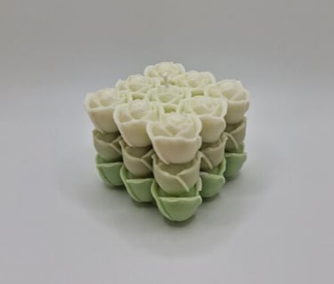 Molded candle in the shape of 100% natural rose flowers with gardenia scent