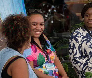 un grupo de mujeres afro sentadas alrededor de una mesa