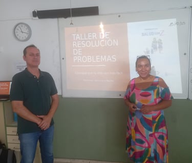 un hombre y una mujer dado un taller en frente de una pizarra