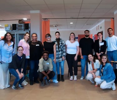un grupo de personas posando para la foto en un curso