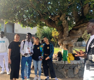 un grupo de personas afro alrededor de un arbol celebrando un encuentro