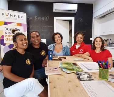 un grupo de mujeres interaciales trabajando en equipo