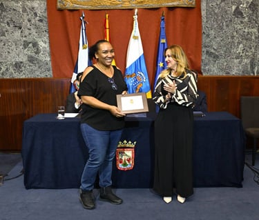 una mujer africana recogiendo un premio