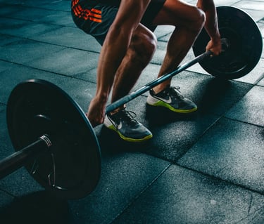 Hombre haciendo un ejercicio de peso muerto en el gimnasio
