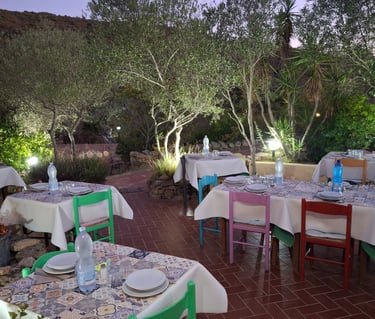 Piazzetta dell’agriturismo Agrisole allestita per la cena all’aperto sotto le stelle