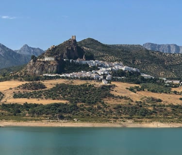Vista de Zahara de la Sierra desde el otro lado del embalse. Provincia de Cádiz