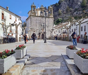 Vista de la Plaza de España de Grazalema y la Iglesia de 