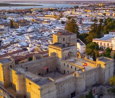 Vista aérea de Sanlúcar de Barrameda con el Guadalquivir al fondo al atardecer, Cádiz