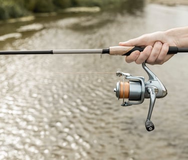 molinete montado em vara de carbono a espera da captura do peixe