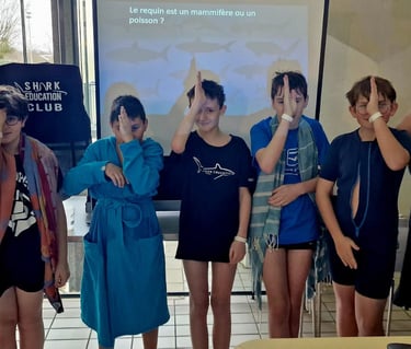 9 enfants qui font le signe de reconnaissance du requin Aquajeunes Massy