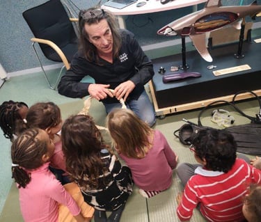 Alain Surina montrant une gueule de requins à des enfants de maternelle