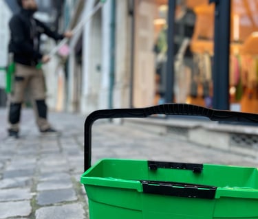 Agent de M & M Services Pro effectuant le nettoyage des sols dans un commerce à Rouen