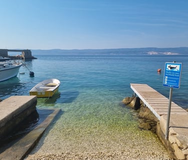 The photo shows the official beach for pets in Lokva Rogoznica in the area of ​​Ivašnjak.