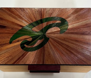 Boite marquetée en paille vert et bronze