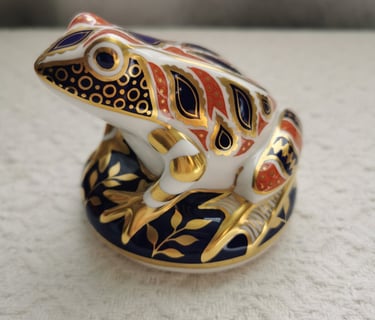 Royal Crown Derby Imari Pattern Bone China Frog Paperweight Made in England