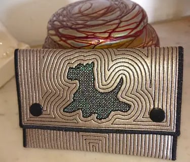 ITH-porte cartes-motif-broderie-machine-lesbroderiesdenonette