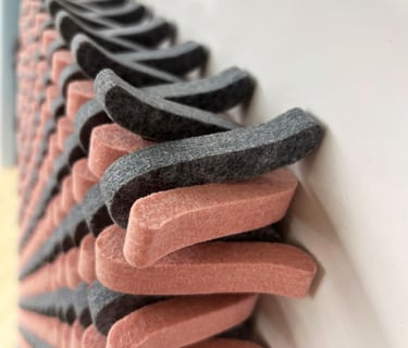 Akustinės dekoratyvinės panelės rėmeliuose DECOSONA su individualiai išpjaustomais raštais