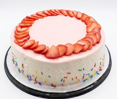pastel de fresas con chispas de colores en una base negra.