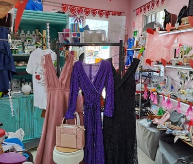 Glow Showroon mostrando sus productos de temporada en exhibición 