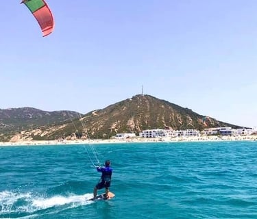 VIsta desde el mar de un kite surfer y al fondo el pueblo de Zahara de los Atunes, Cádiz