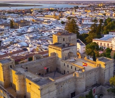 Vista aérea de Sanlúcar de Barrameda con el Guadalquivir al fondo al atardecer, Cádiz