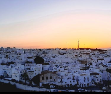 Vista aérea de Vejer de la Frontera sobre la montana con la puesta de sol detrás. Provincia de Cádiz