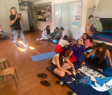 Un groupe d'adolescents qui étudient des maquettes de requin