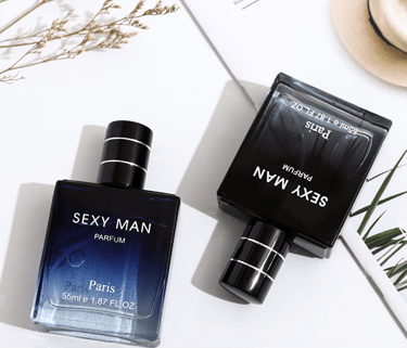 deux flacons de parfums couchés