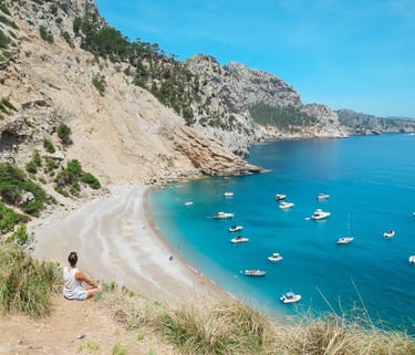 Coll Baix, playa virgen rodeada de acantilados y aguas azules – excursión desde Alcudia
