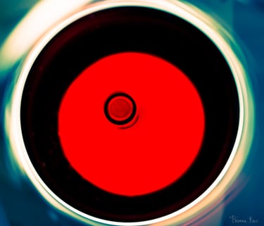 Abstraction Vinicole – Verre de vin vu du dessus, disque rouge et anneaux lumineux