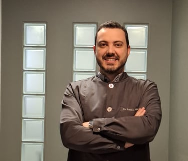 Dr. Fábio Machado com sorriso acolhedor, ortodontista em Curitiba, especializado em Invisalign e DTM