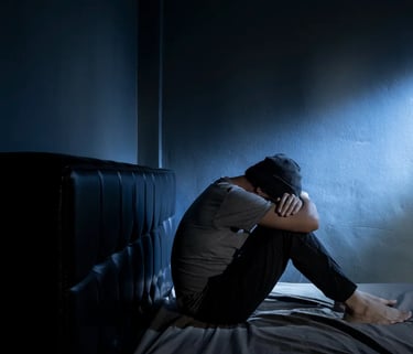 homme souffrant d'anxiété il a la tête reposant dans ses bras