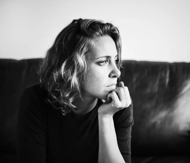 Femme qui pleure et est en dépression. soigner la depression avec un magnetiseur à Nantes