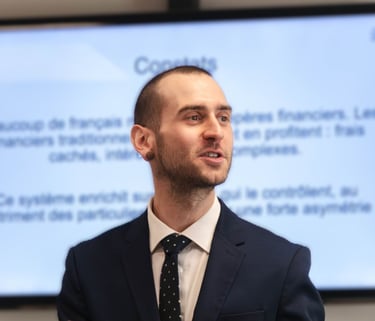 Photo de Lucas Maillard, fondateur de Lucky Nomads Global, lors d'une intervention professionnelle