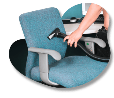 cadeira azul recebendo o tratamento de limpeza