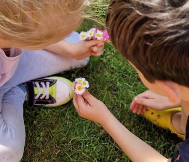 Vaikai žaidžia lauke Ugdymosi erdvėje ,,Ąžuolynas"