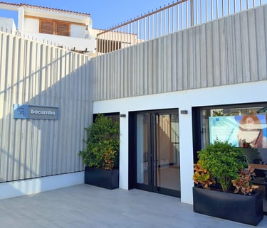 Exterior de la fachada de la Clínica dental Bocarriba en Costa del Silencio, con un diseño moderno 