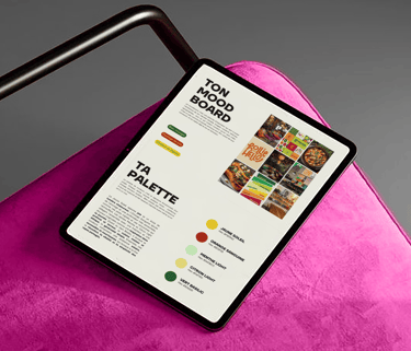 IPad présentant les pages "Ton Moodboard" et "Ta Palette" du Brand Starter