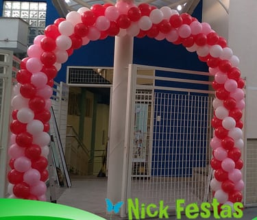Arco de balões na entrada de escola para festa ou evento escolar, dando boas-vindas.