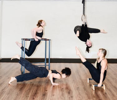 Groep mensen voert diverse acrobatische trucs uit bij De Polecats Fabriek in Gent